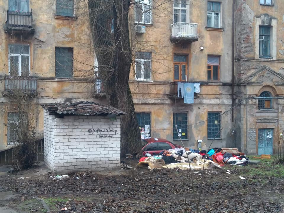 Горы мусора прямо перед домом/ фото: фб Сергей Красовский