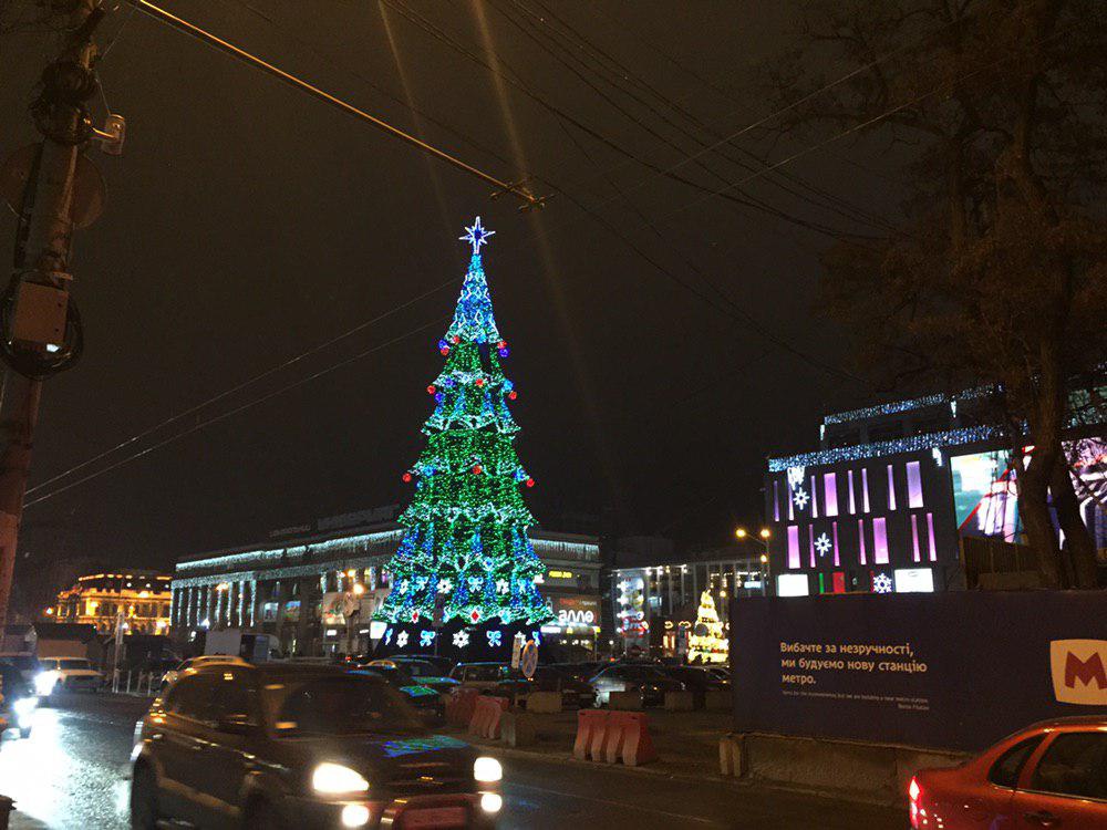 Зажглись гирлянды на главной елке Днепра / фото: Днепровская панорама