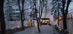 Не прокатило: в центре города снесли незаконное ограждение зеленой зоны