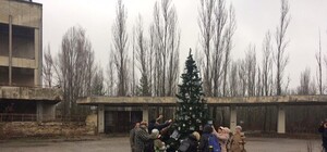 Впервые за 34 года: в центре Припяти установили новогоднюю елку
