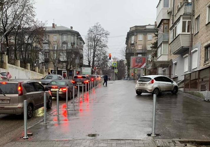 В Днепре водители убирают антипарковочные столбики  / фото: fb Urban Dnipro