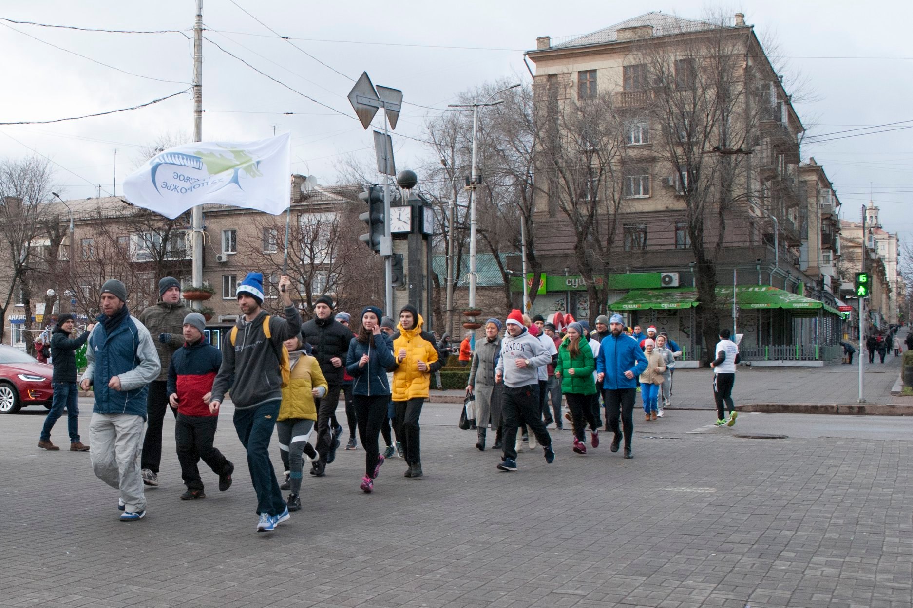 В пижамах, шапочках и с плакатами: десятки запорожцев пробежались по проспекту Соборному