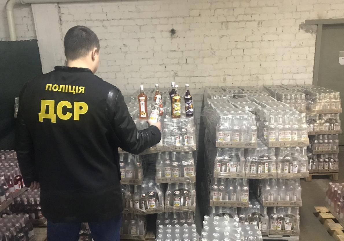 Опасная водка: в Запорожье накрыли цех по производству 