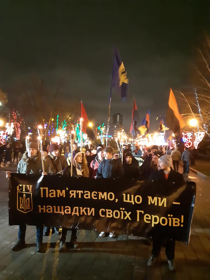 Участники марша возле ОГА/ фото: фб Олег Чистопольцев 