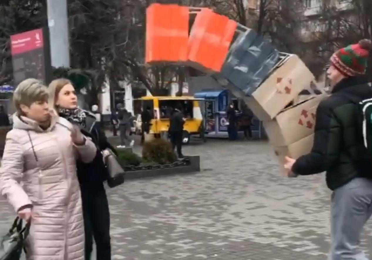 Лови коробки: в центре забавно разыгрывали запорожцев (видео)