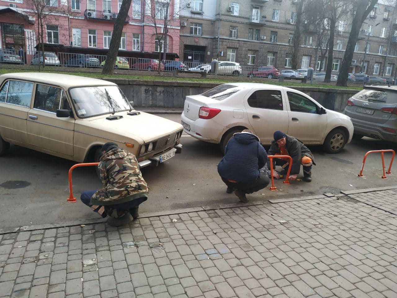 В Днепре на Гоголя демонтировали барьеры с дороги / фото: fb Руслан Мороз