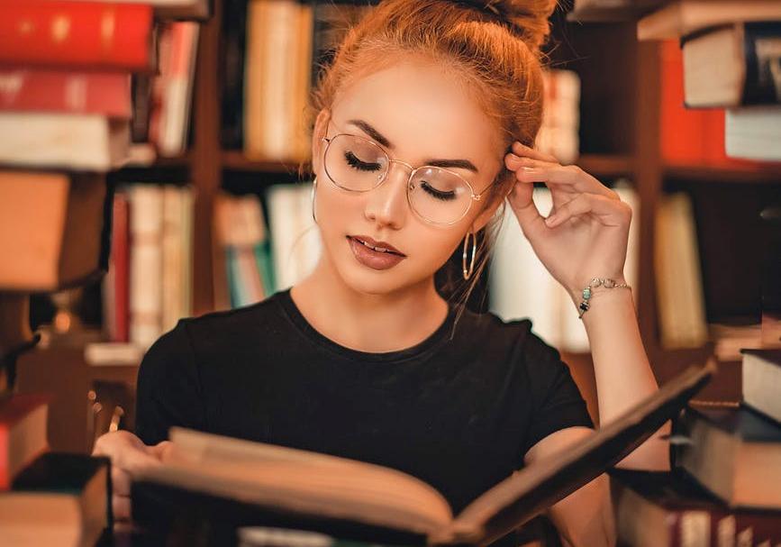 Замість жердин — книжки: у центрі Львова перепланують стриптиз-клуб