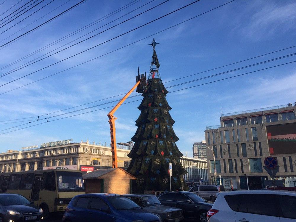 В центре активно убирают новогодние украшения/ фото: ДП