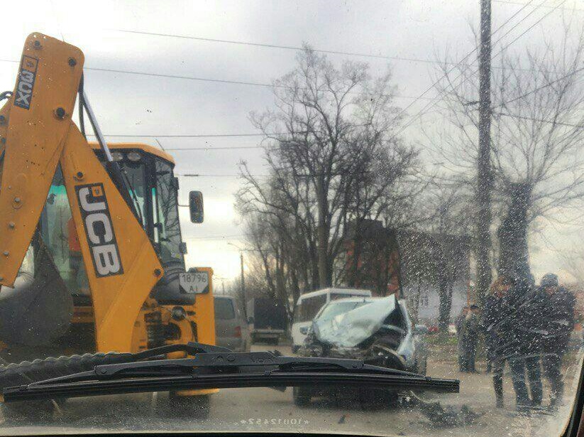 Легковой автомобиль серьезно пострадал/ фото: тг-канал ДТП пробки Днепр