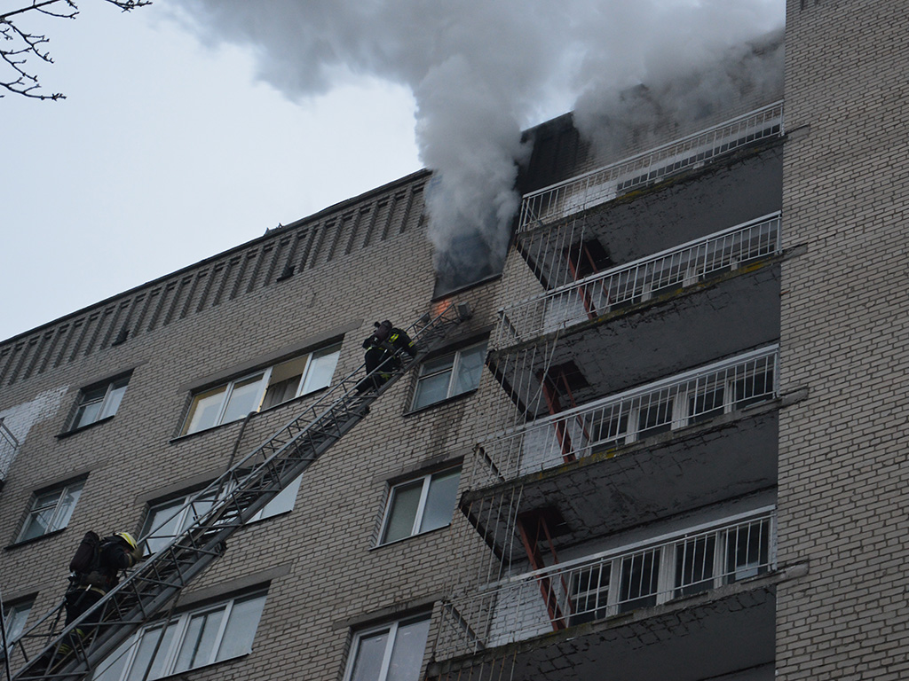 В Днепре горит общежитие медучилища / фото: ГСЧС