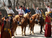 Историки исследуют быт запорожских казаков. Фото с сайта new-most,info.