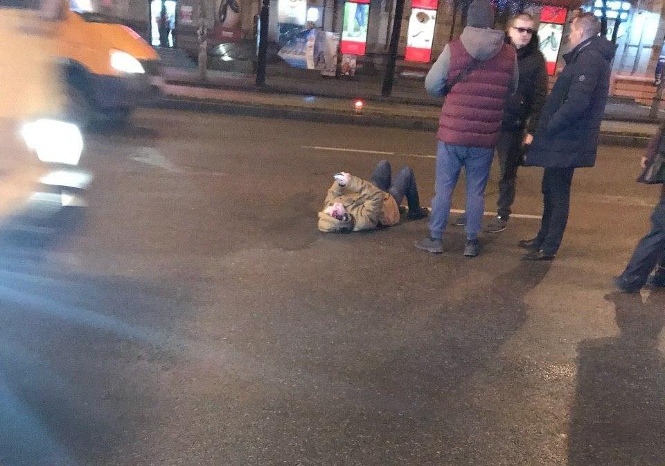 Лежал и делал селфи: в центре Запорожья сбили пешехода (фото)
