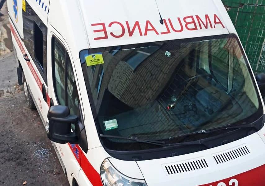 Грабитель выбил стекло в карете скорой помощи / фото: fb Алла Кондратенко-Матушак