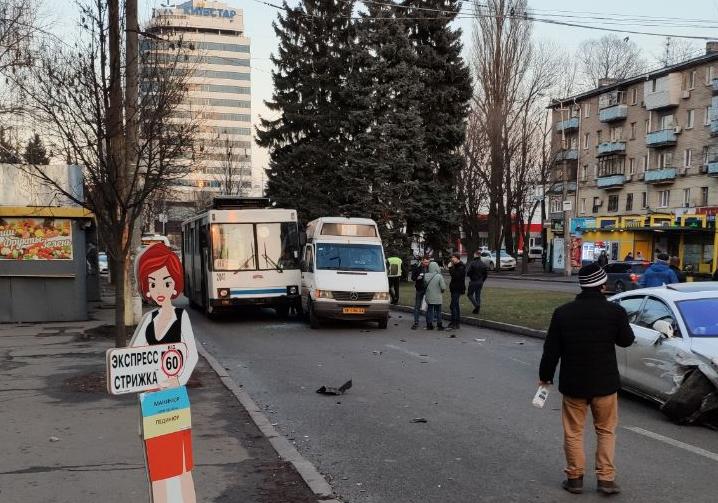 ДТП на Гагарина / фото: Tg-канал ДТП Пробки Днепр