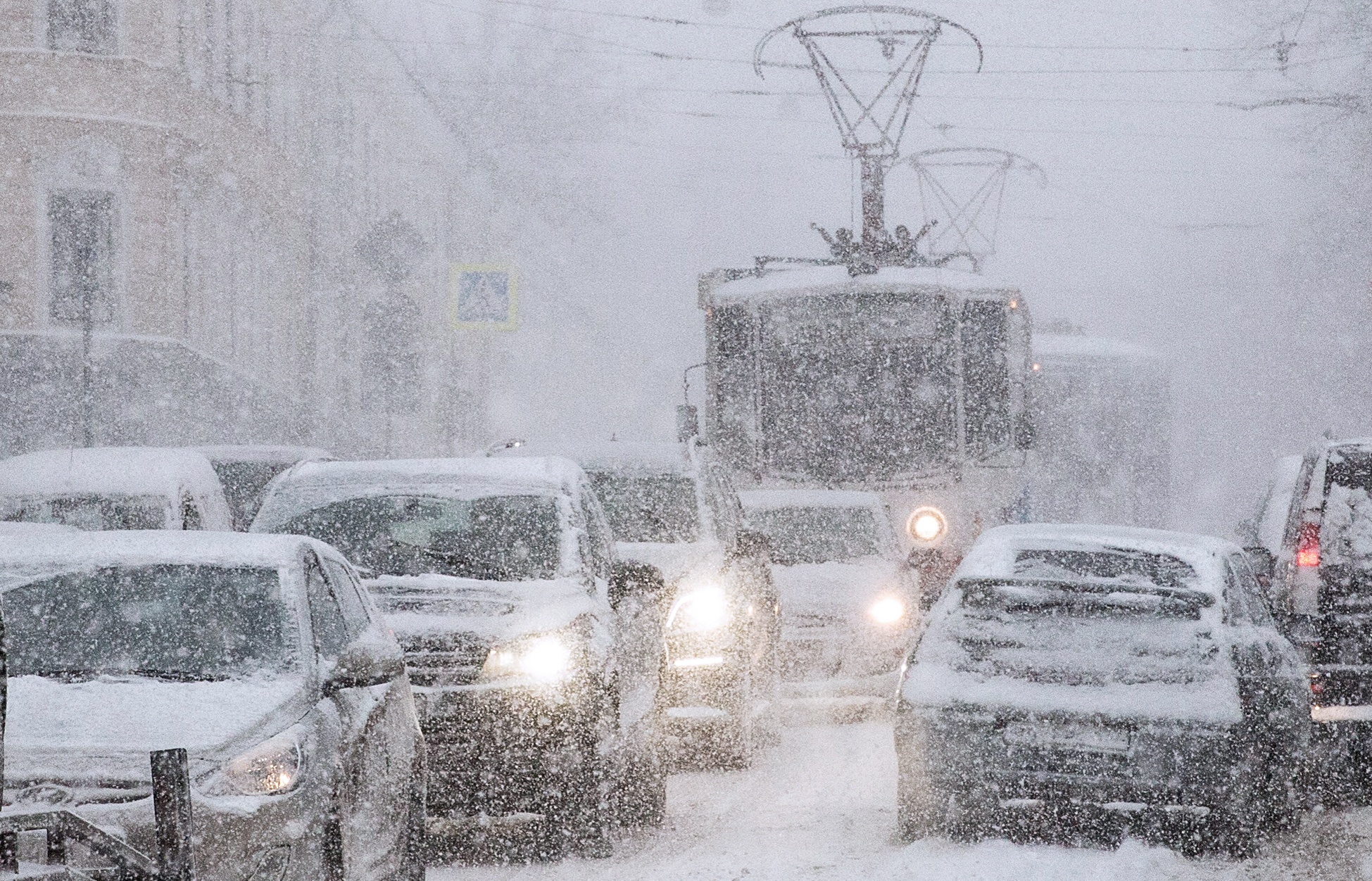 Днепр заметает снегом из-за чего ухудшается видимость/ фото: focus.ua
