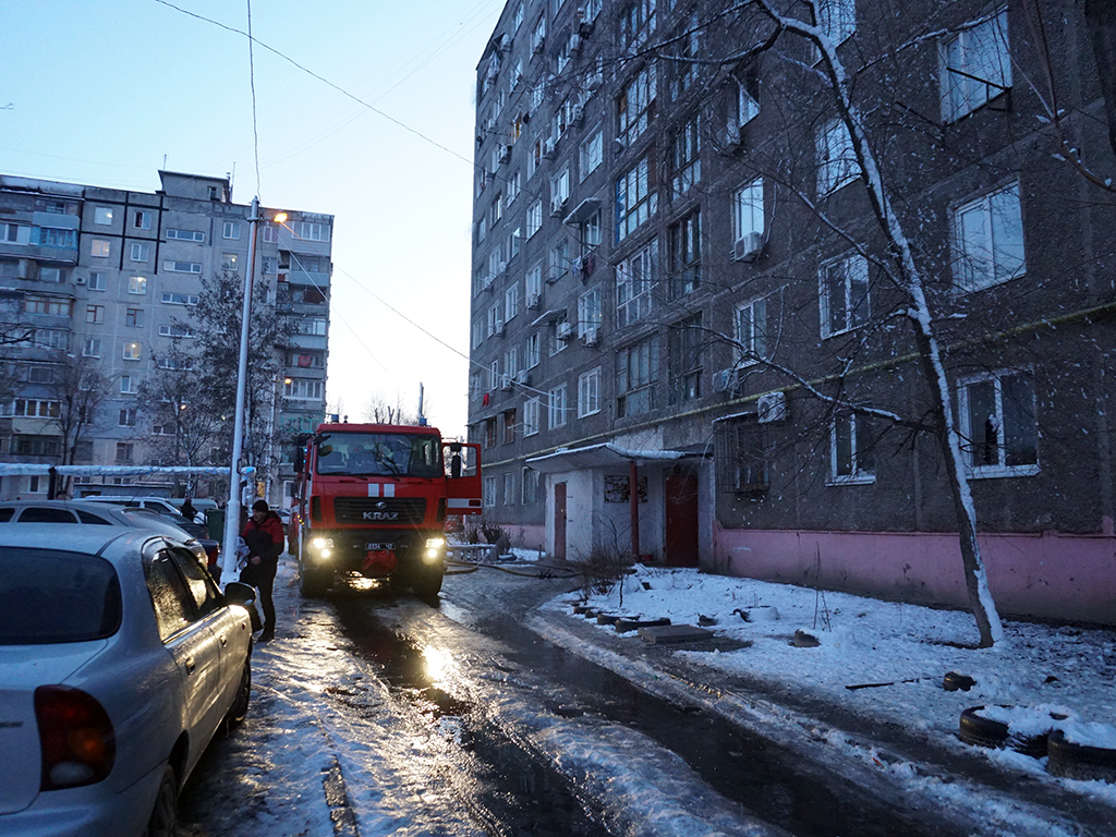 Пожар в семейном общежитии на Слобожанском проспекте/ фото: ГСЧС