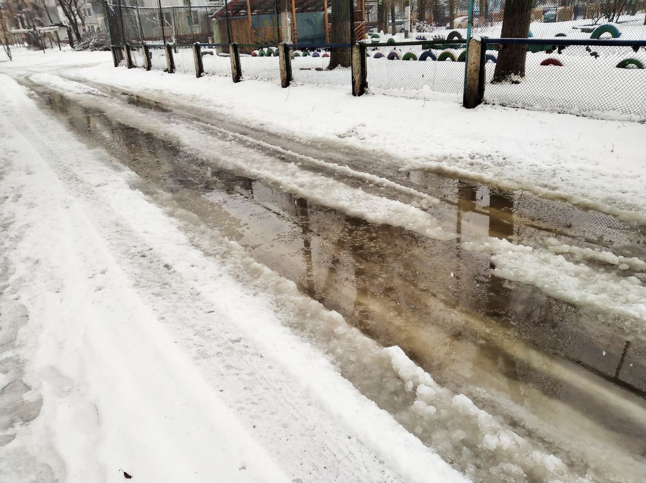 Какая ситуация на дорогах в Днепре 12 февраля / фото: Александра Финенко