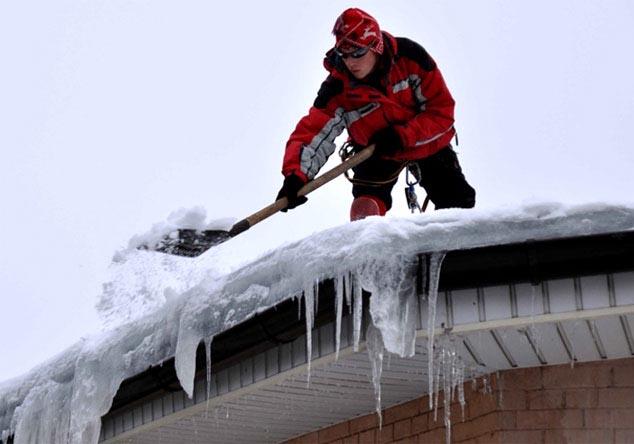 Сегодня с крыш 12 домов сносят снег и сосульки. Адреса