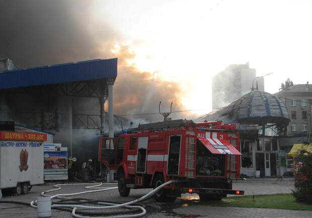 Больше года назад  сгорел Словянский рынок
Фото Дніпроград, www.dniprograd.org