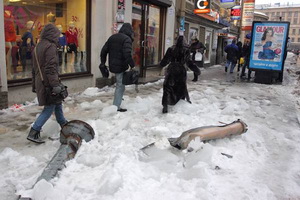 Нерадивых предпринимателей, которые в гололед не убирают тротуары и ступеньки своих магазинов, накажут рублем. Фото с сайта zaks.ru