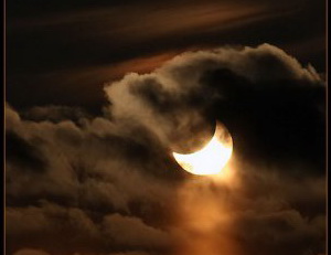 Любителям астрономии в этот день природа подарит незабываемое зрелище - «рогатенькое» солнышко. Лишь бы не подвела погода - и небо было чистым! Фото с сайта ukranews.com