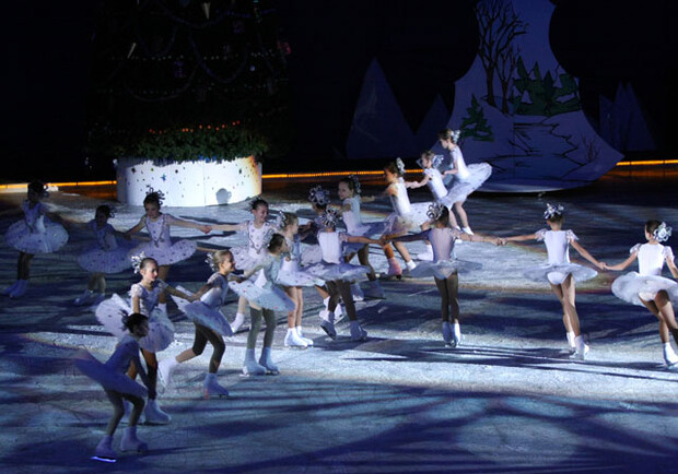 На льду театр "Кристал"
Фото с сайта  www.kristal.dp.ua