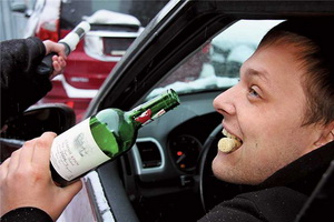 Некоторые особо отважные авто-пьянчужки предлагали отхлебнуть «для сугреву» даже остановившим их инспекторам ГАИ! Фото с сайта kp.ru