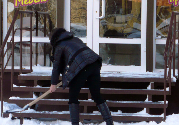 Женщина с лопатой – зрелище привычное. 
Фото автора.