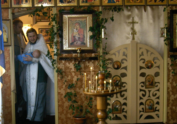 Отец Сергий готов крестить и бесплатно.
Фото Сергея Соловьева.