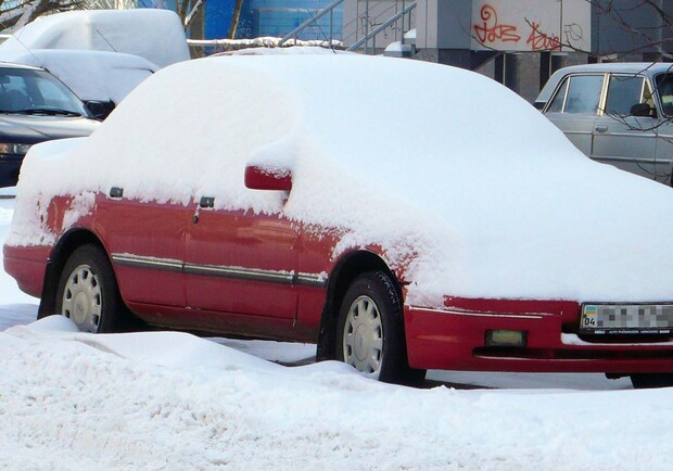 Коммунальные службы просят не оставлять свои автомобили на обочине улиц. Фото Сергея Соловьева.