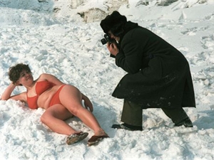 Как бы ни силился Дед Мороз испортить нашим женщинам праздничное настроение, ничего у него не получится! Фото из архива «КП».