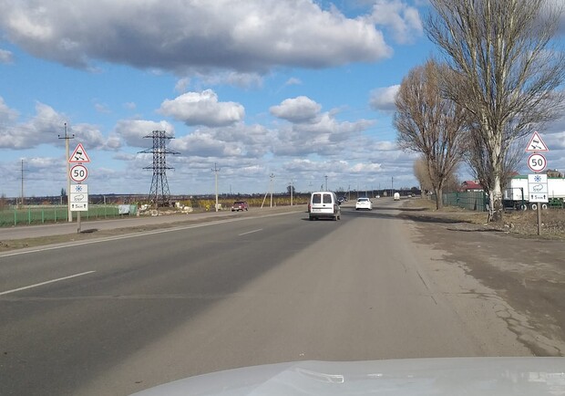 Вот такие знаки на Донецком шоссе / фото: fb Serhii Kireiev