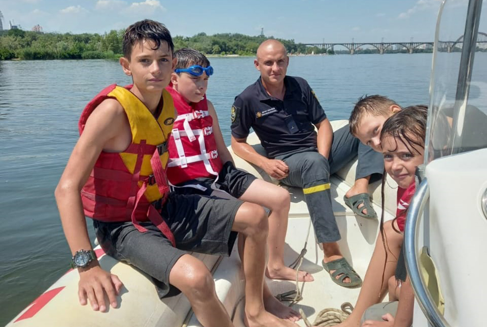 Четверых деток спасли / фото: ГСЧС