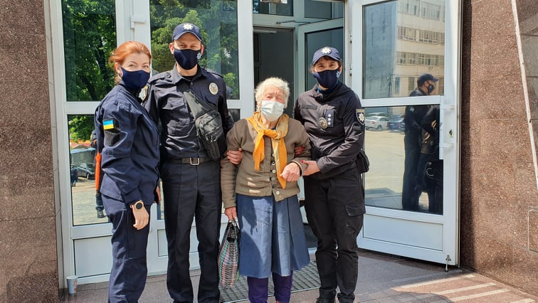 Бабушка подошла к спасателям, которые не оставили ее в беде / фото: ГСЧС