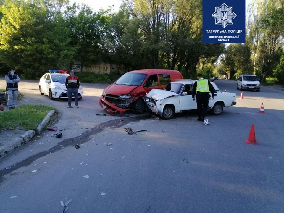 Авария на проспекте Богдана Хмельницкого / фото: патрульная полиция Днепра
