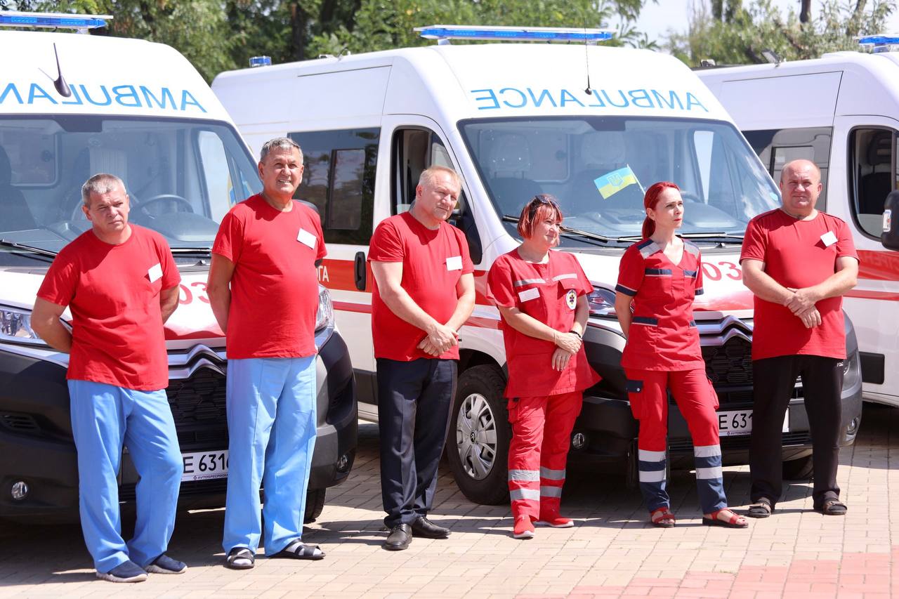 Медики довольны: Никопольская станция экстренной медпомощи получила 22 новые "скорые" фото 1