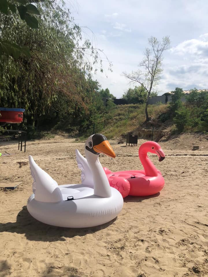 На Котлован купили надувные игрушки / фото: fb Сергей Пустовой&lrm;