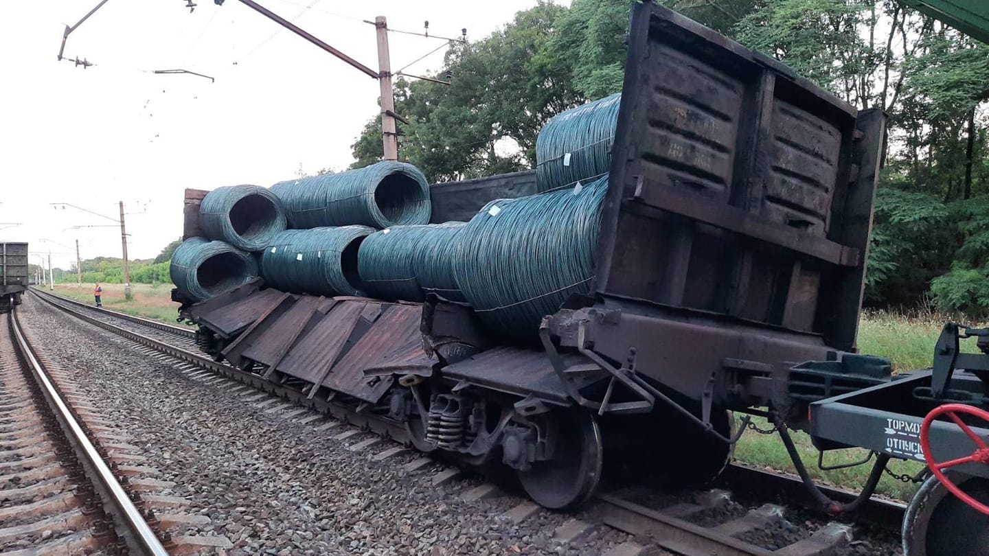 Выпавший груз уже собрали / фото: fb Валентин Мысов 