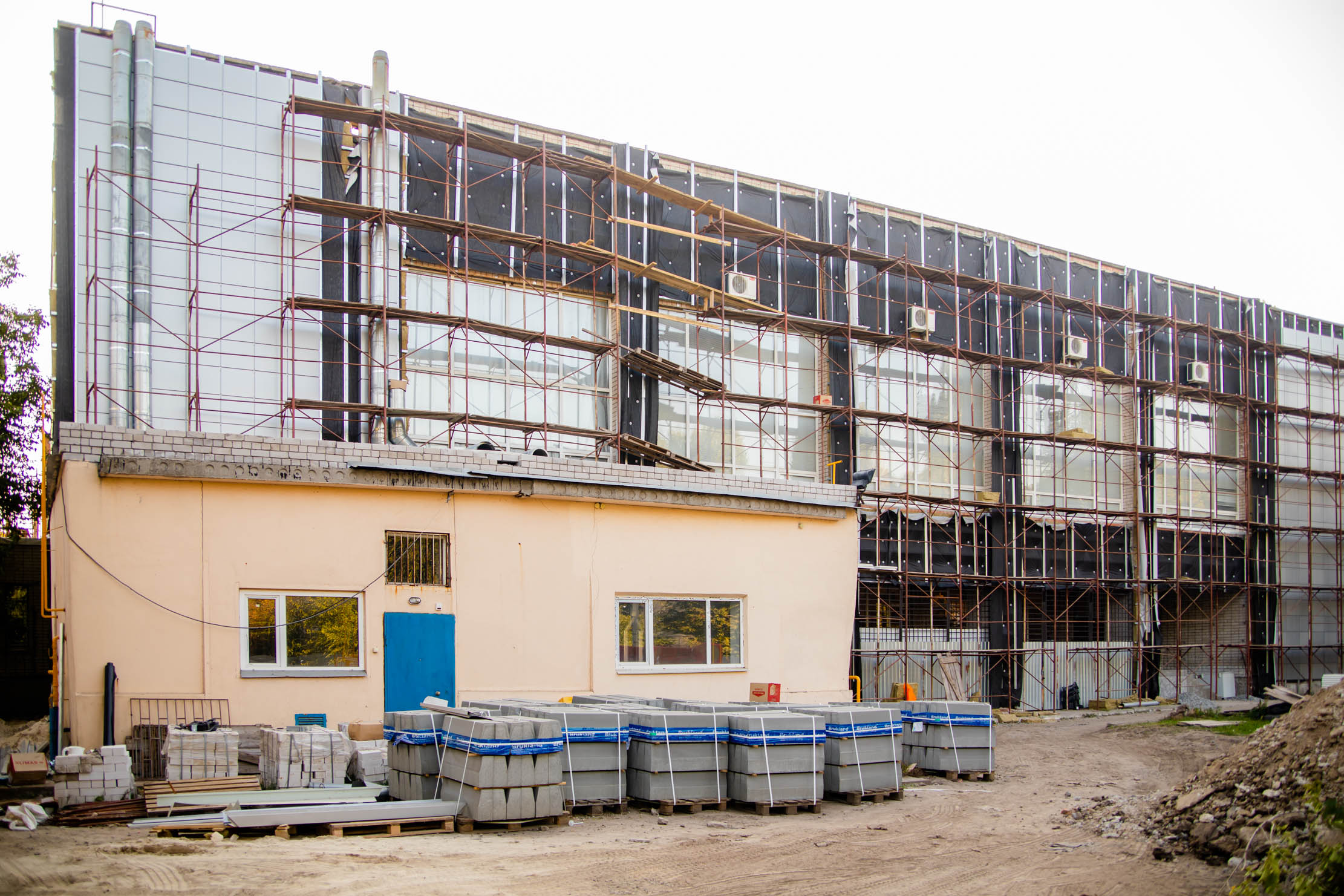 Новая кровля и вентилируемый фасад: в Днепре ремонтируют профессиональный колледж спорта фото 5 4