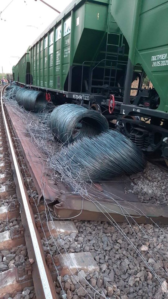 С рельсов сошло три вагона / фото: fb Валентин Мысов 