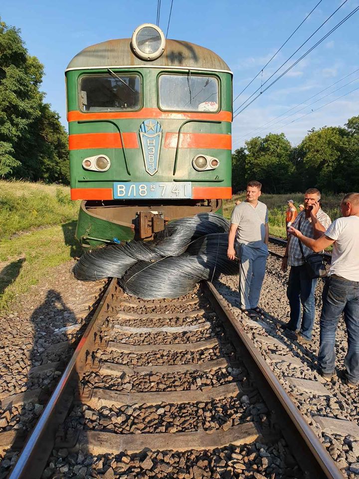 Встречный поезд наехал на груз / фото: fb Виктория Федорова