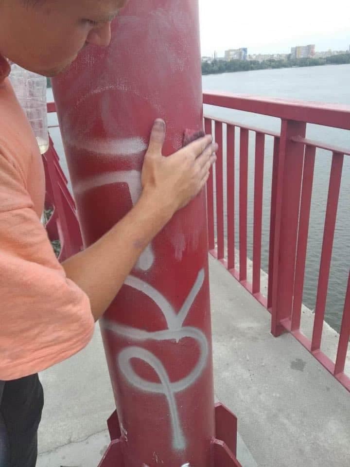 Теперь опоры придется красить / фото: fb Михаил Лысенко