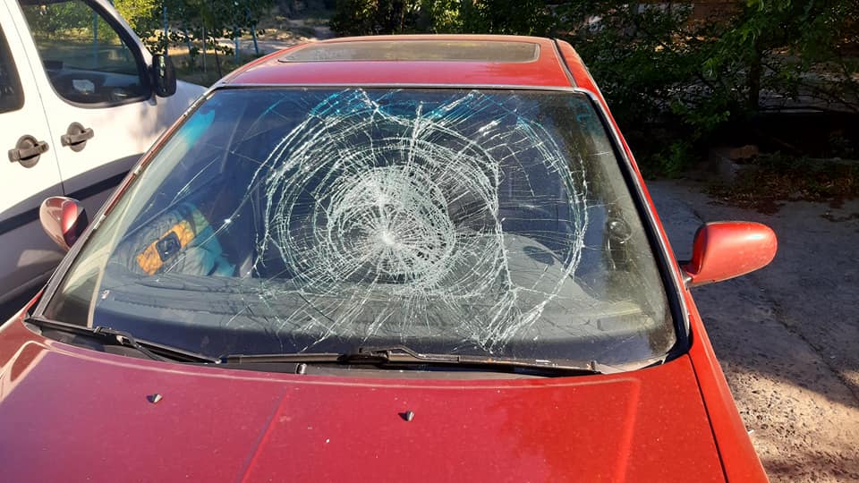 Машинам массово побили стекла / фото: fb Константин Михайлов‎