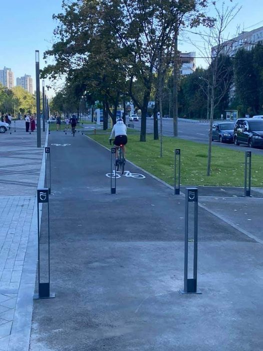 Столбы на велодорожке в Прибережной сквере / фото: fb Gleb Sokolov