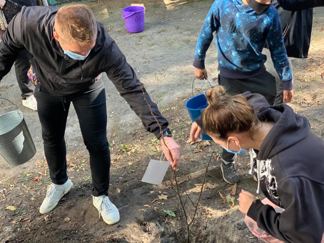 Вже 260 дерев висадили в місті на території підпорядкованих закладів департаменту соціальної політики в рамках декадника #Дніпро_квітучий фото 2 1