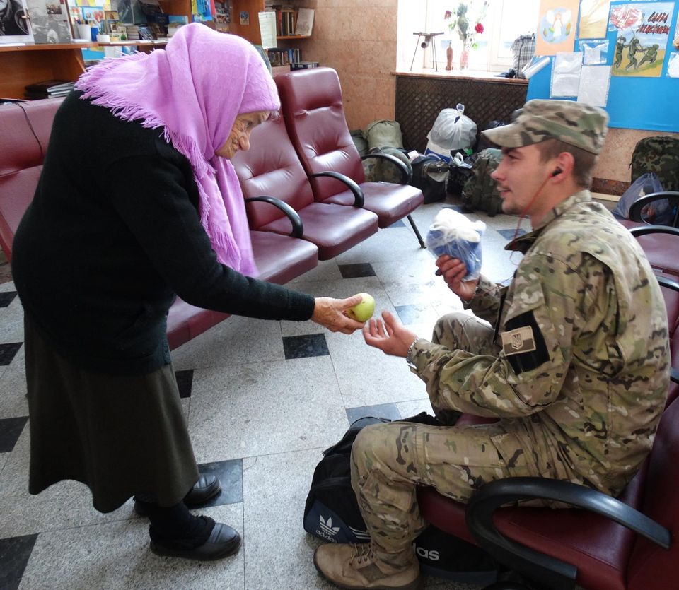 Бабушка Люба приносила бойцам вкусняшки каждый день / фото: fb Marta Tumanova