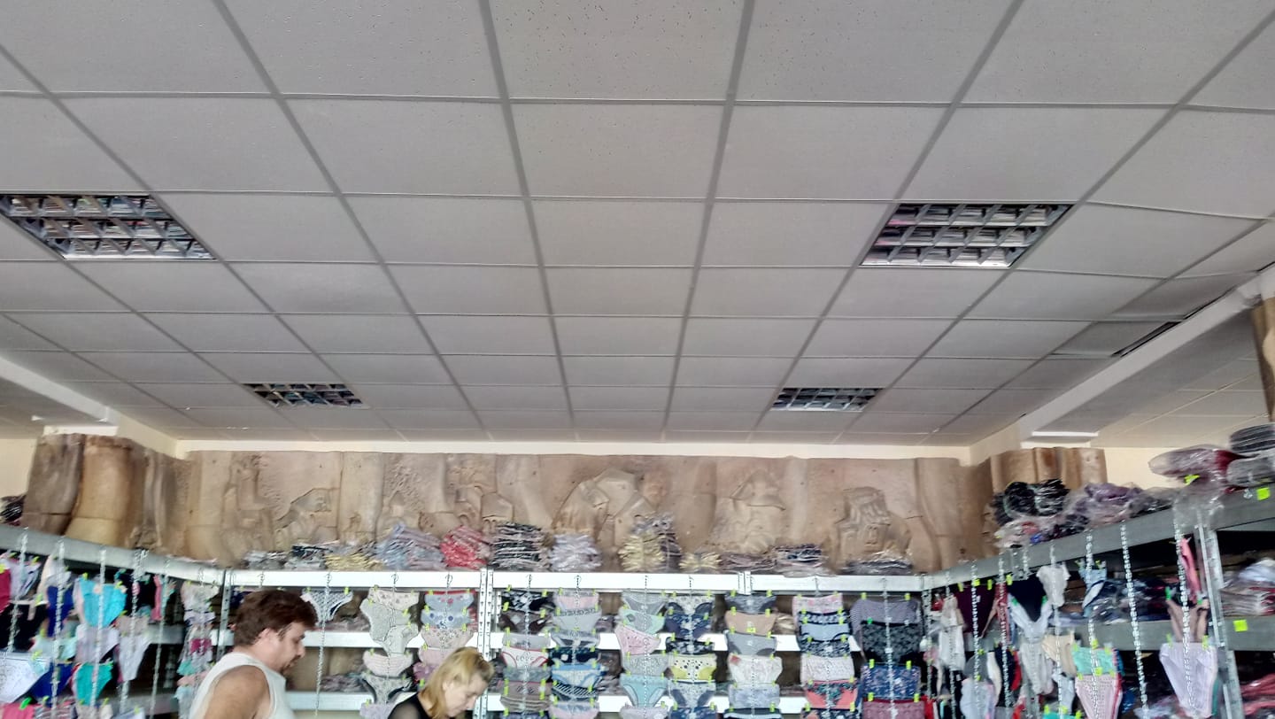  в магазине одежды заметили уникальный барельеф за трусами  - фото fb Серега Ковтун