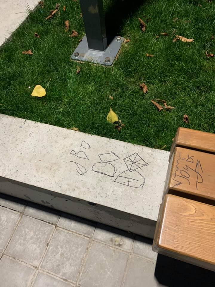 Расписали и бордюры / фото: fb Мария Яброва