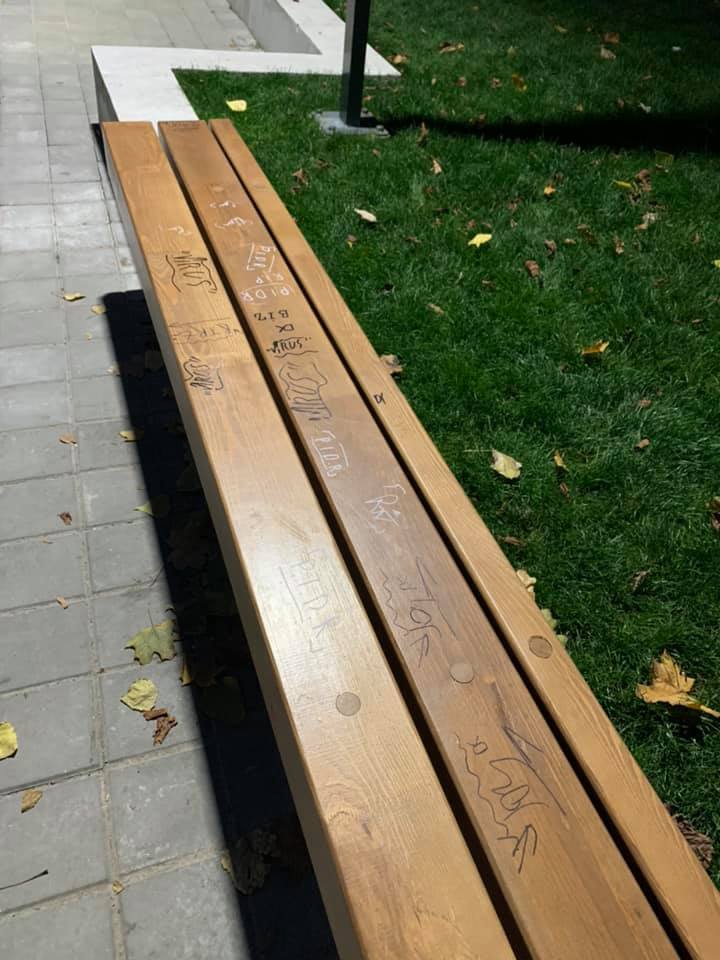 Вандалы изуродовали лавочку / фото: fb Мария Яброва