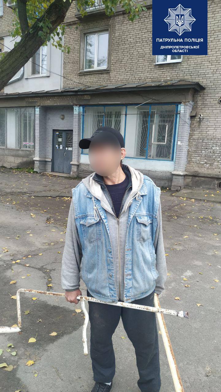 Мужчины тащили трубы из больницы